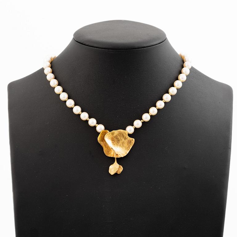 Collier med hänge/lås Ole Lynggaard 18K guld med odlade pärlor.