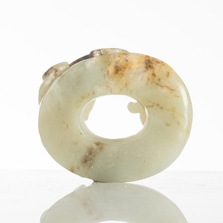 A scultpured nephrite object, Qing dynasty, circa 1900.