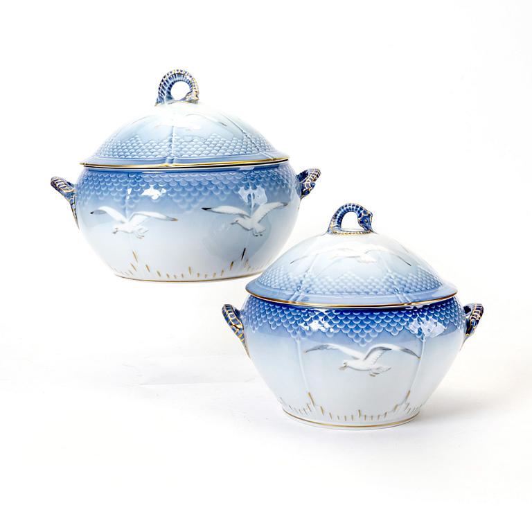 A 136 pcs Måsen dinner service Royal Copenhagen and Bing & Grondahl Denmmark.