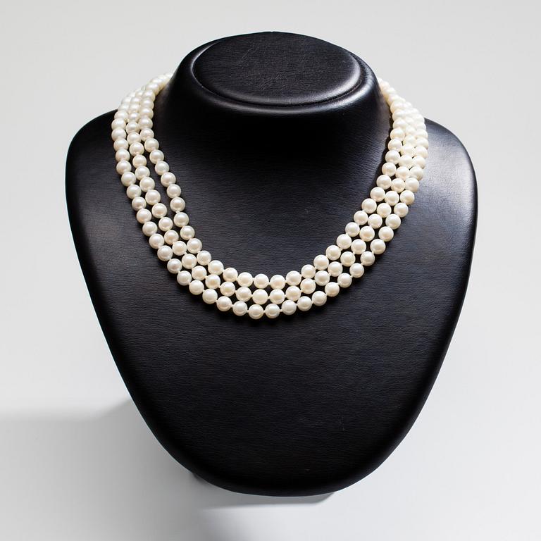 COLLIER, 3-radig akoyapärlor 6 - 6,5 mm. Längd ca 45 cm.