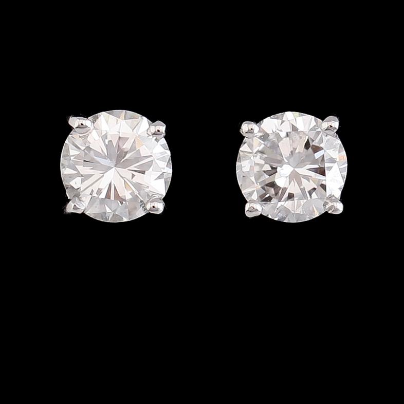ÖRHÄNGEN, 1 par, 18K vitguld, solitära briljantslipade diamanter tot ca 0.80 ct.