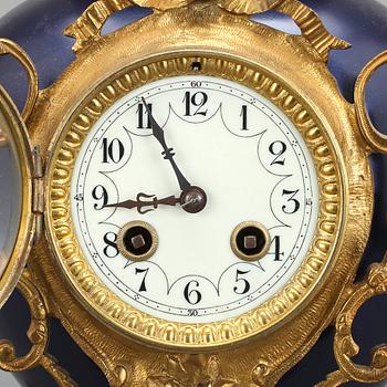 BORDSPENDYL, Louis XVI-stil, 1800-talets sista kvartal.