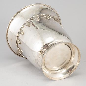 A plate champagne cooler.