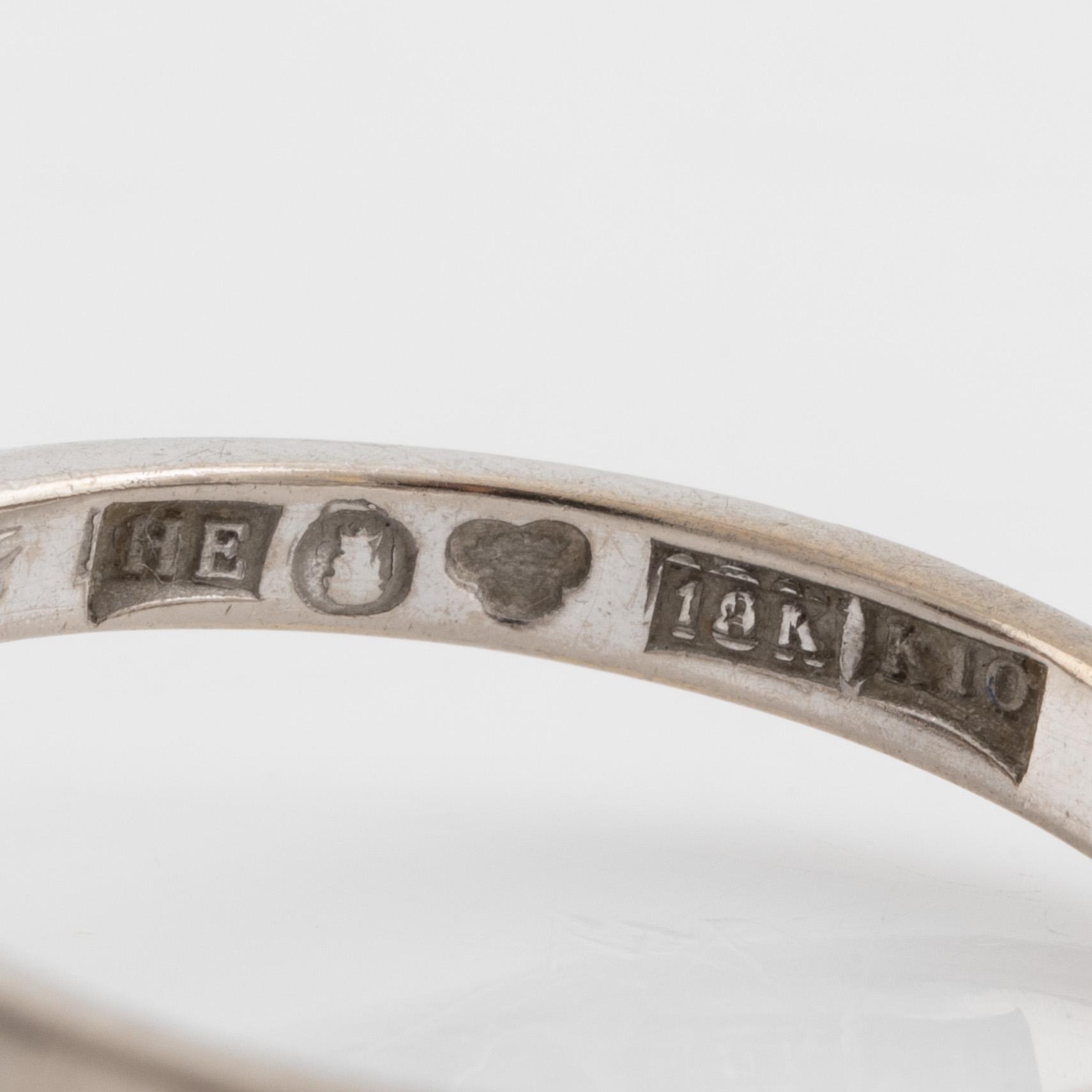 Ring carmosé med oval- och runda briljantslipade diamanter, Engelbert.