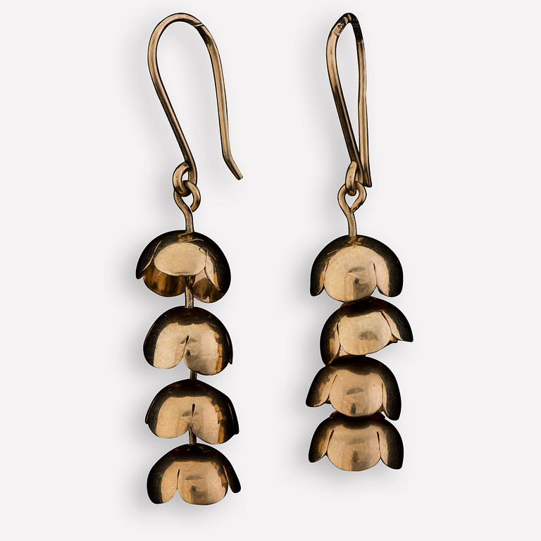 Liisa Vitali, A PAIR OF EARRINGS, 14K gold. Kultakeskus 1971.