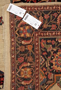 A rug, antique West Persian, possibly Feraghan/Malajir, ca 197,5 x 129,5-131 cm.