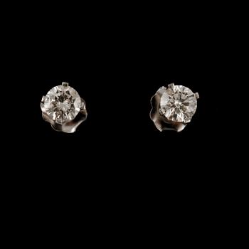 ÖRHÄNGEN, ett par, 14k vitguld med briljantslipade diamanter, totalt ca 0.60 ct. Vikt 0,5 g.
