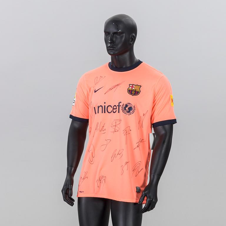 A ZLATAN IBRAHIMOVIC FC BARCELONA T-SHIRT WITH AUTOGRAPHES.