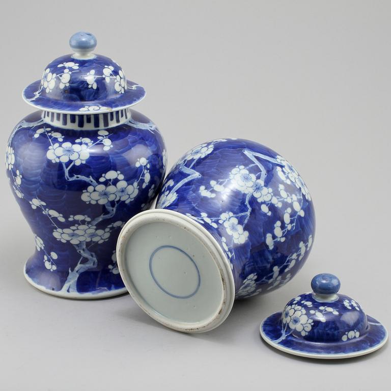 LOCKURNOR, ett par, porslin, Kina, 1800-tal.