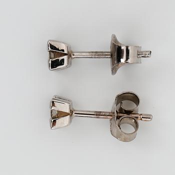 ÖRHÄNGEN, ett par, 18K vitguld med prinsesslipade diamanter tot ca 0,20 ct. Vikt ca 1,02 gram.