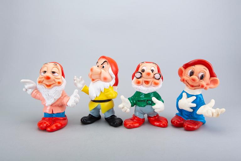 LEKSAKSFIGURER, "Snövit och de 7 dvärgarna" 8 st, plast, delvis märkta Walt Disney Productions.