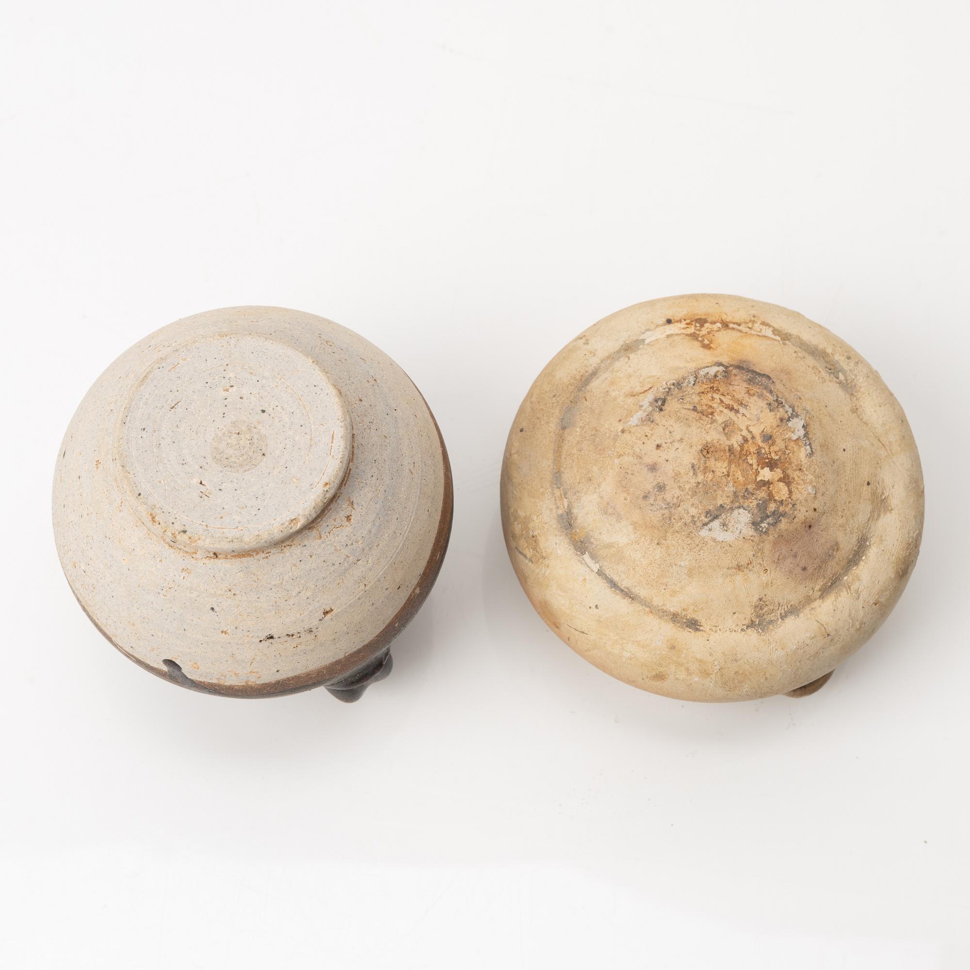 Krukor, två stycken, vaser, två stycken, skål och kanna, Mingdynastin (1368-1644.