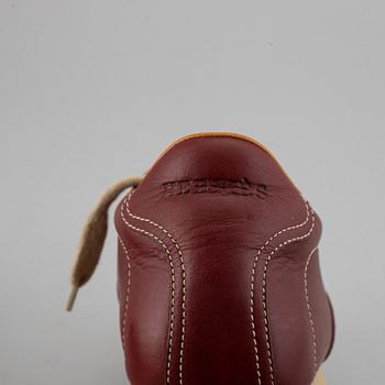 HERMÈS, a pair of leather sneakers size 37.