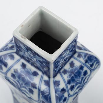A pair Kangxi style, China, 20th century.