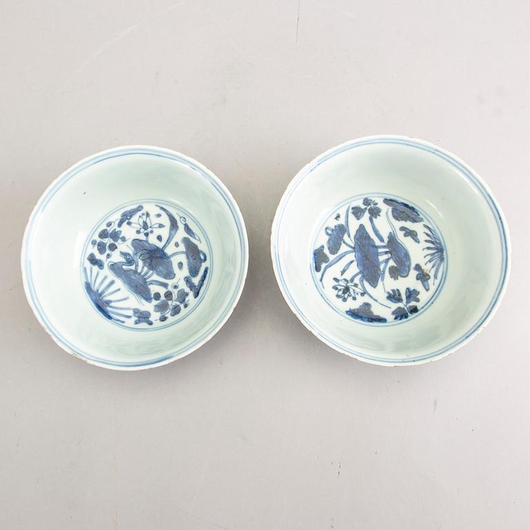 A pair of blue and white bowls, Ming dynasty (1368-1644).