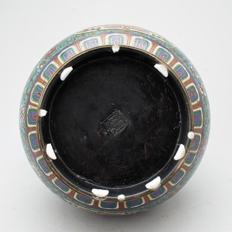 URNA, cloisonne, Japan samt VAS, porslin, Kina, 1900-tal.