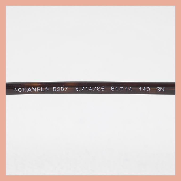 SOLGLASÖGON, Chanel.