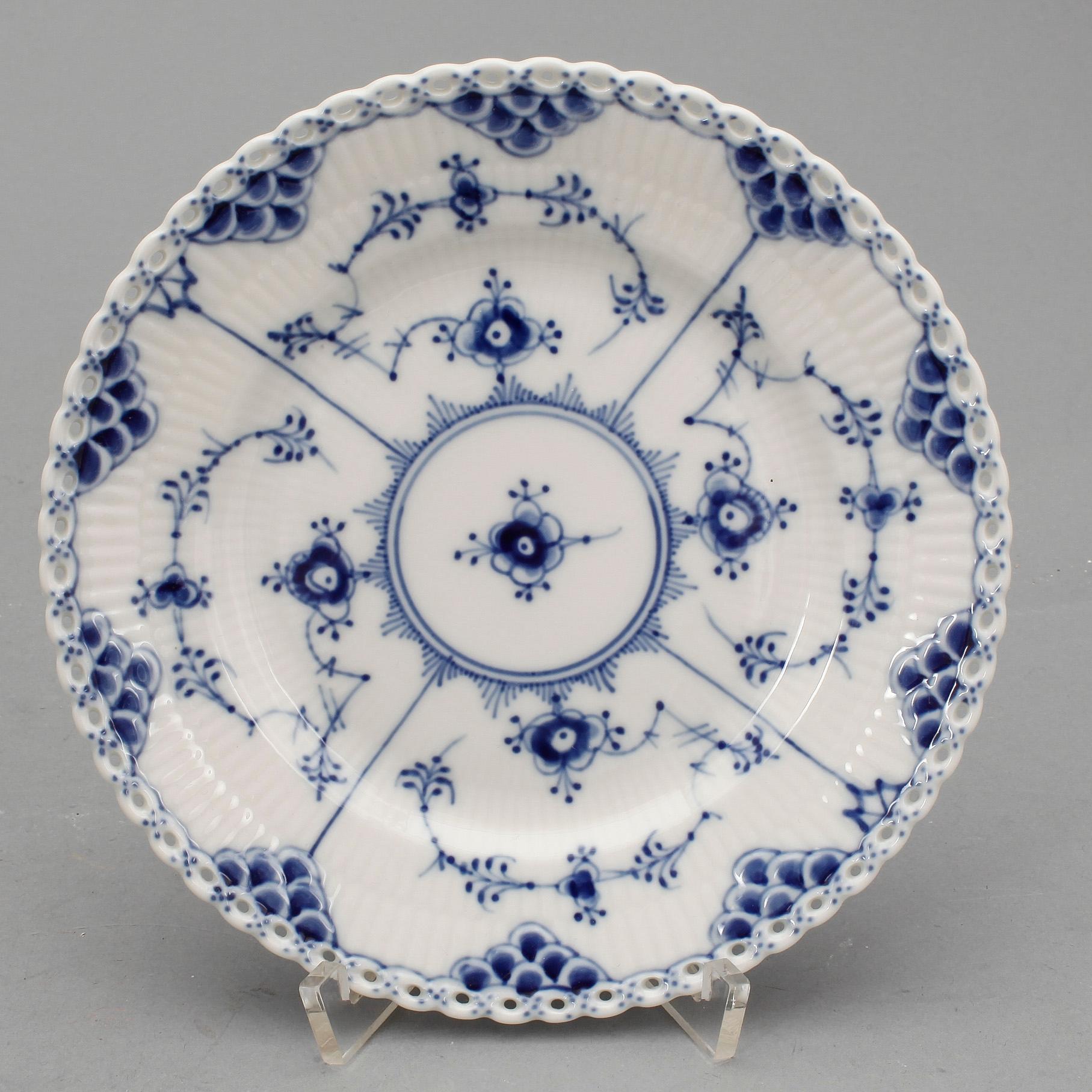 MOCCA samt KAFFESERVIS, 36 delar, porslin, "Musselmalet", Royal Copenhagen, Danmark, 1900-talets andra hälft.