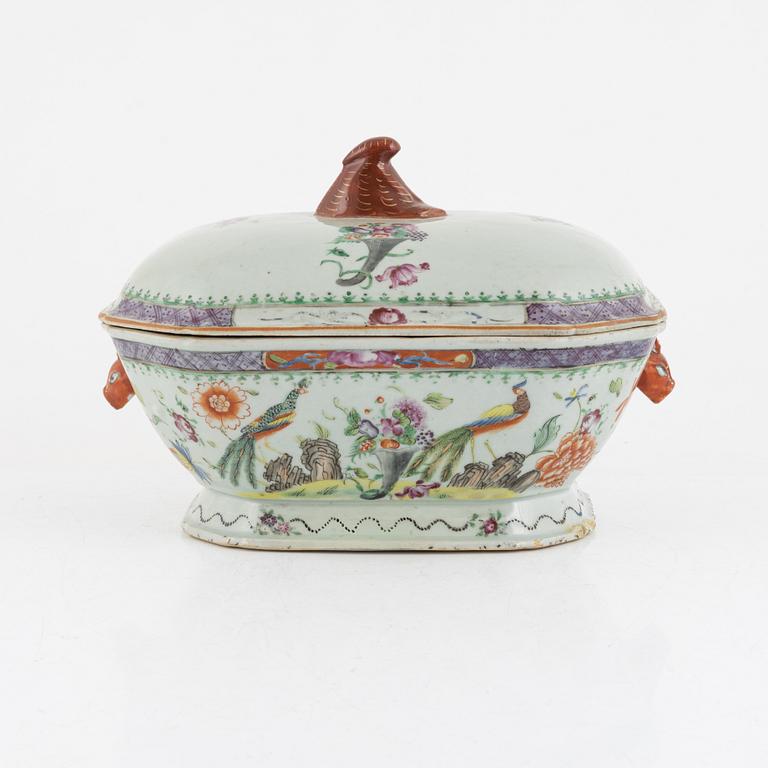 A porcelain tureen with lid, China, Qing Dynasty, Qianlong (1736-95).