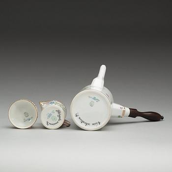CYLINDERKAFFEKANNA samt GRÄDDSNIPA, porslin. "Flora Danica", Royal Copenhagen, Danmark, 1900-tal.