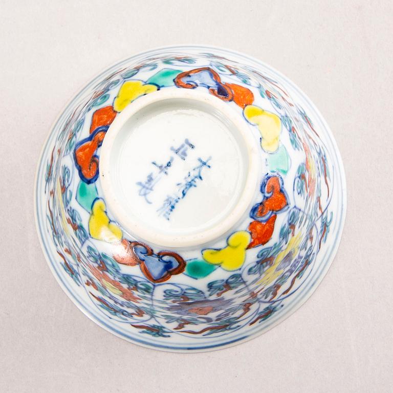 A Chinese Yongzheng porcelain cup.