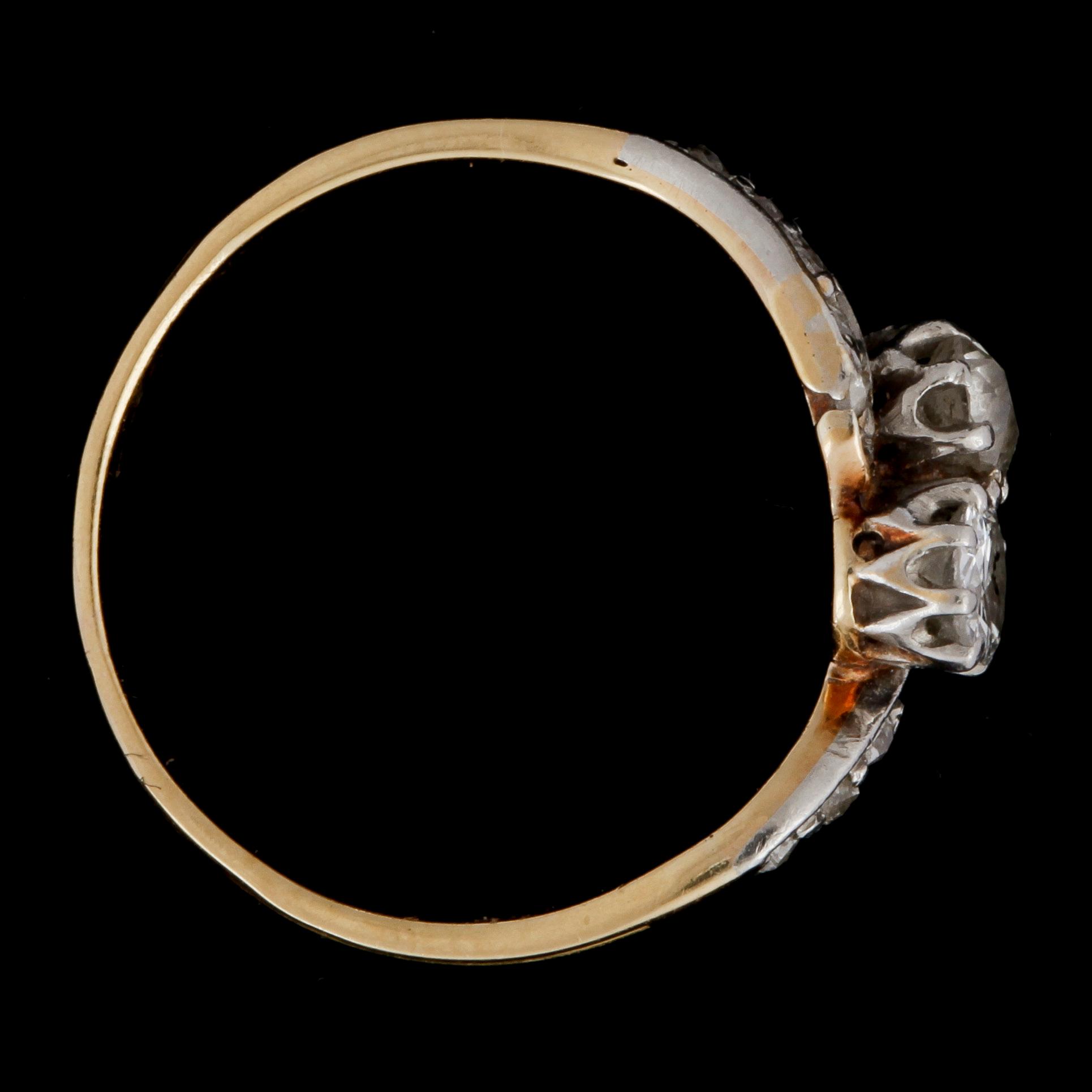 RING, 18k guld med gammalslipade diamanter tot ca0,40ct och små rosenslipade diamanter. Vikt ca2g.