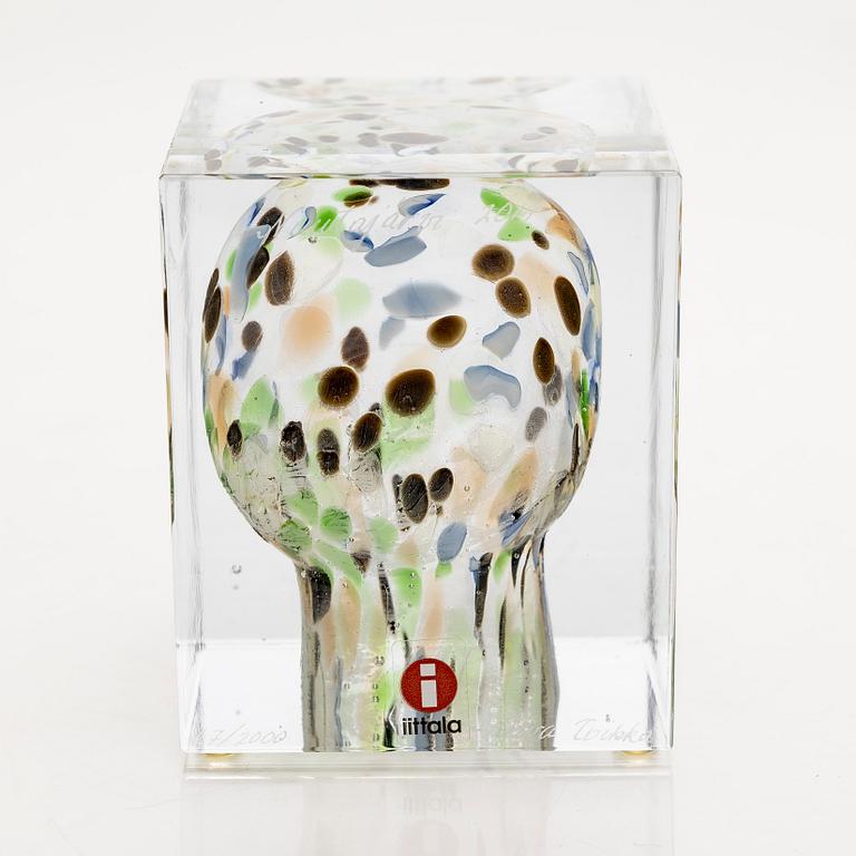 Oiva Toikka, an annual glass cube signed Oiva Toikka Nuutajärvi 2014, numbered 67/2000.