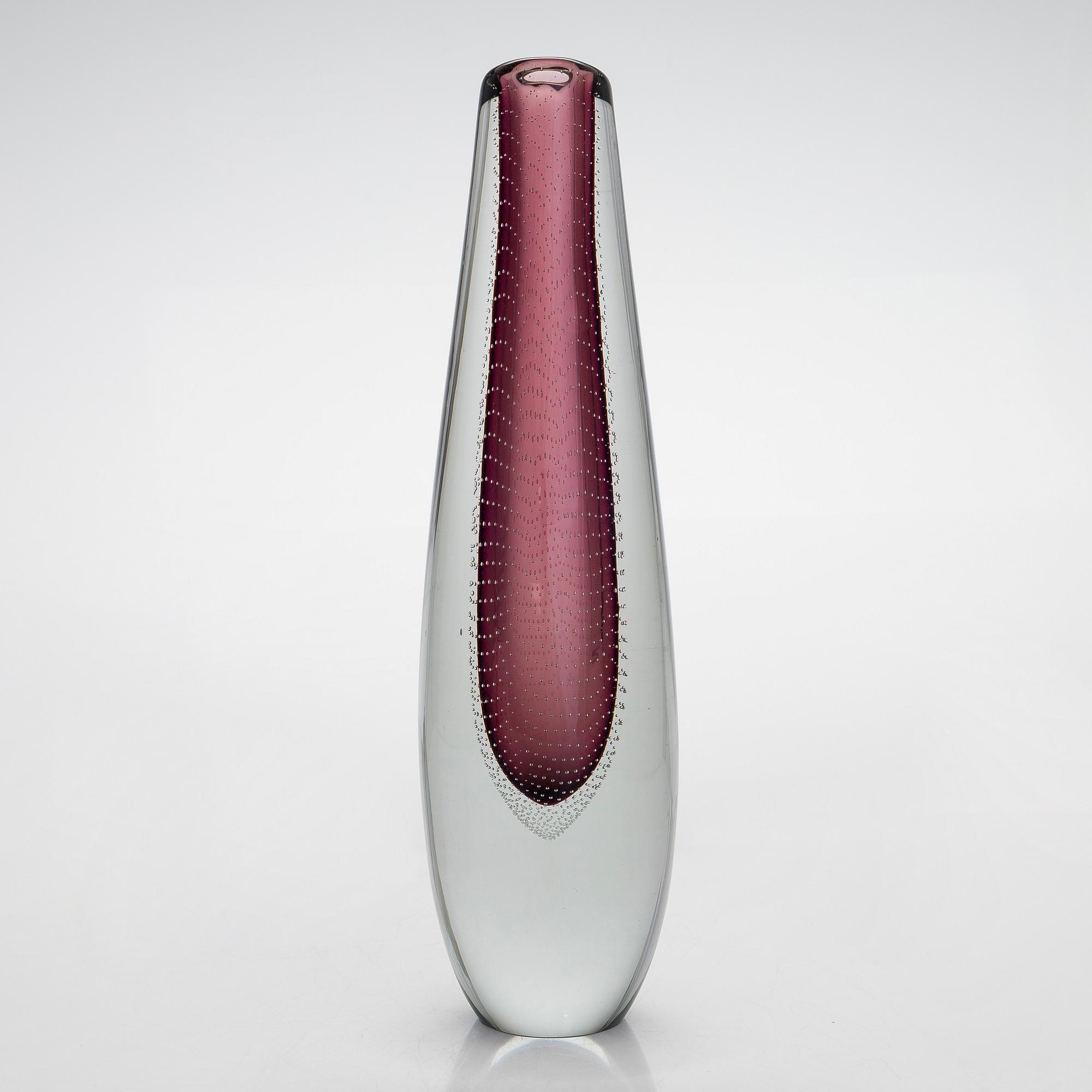 Gunnel Nyman, A glass vase, signed G. Nyman Nuutajärvi Notsjö.