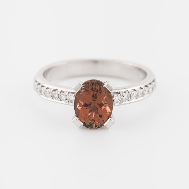 RING, med med turmalin ca 1.50 ct samt briljantslipade diamanter ca 0.14 ct totalt.