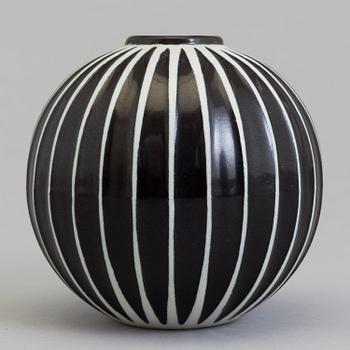 A Stig Lindberg earthenware 'Domino' vase, for Gustabsnerg. 1955-1969.