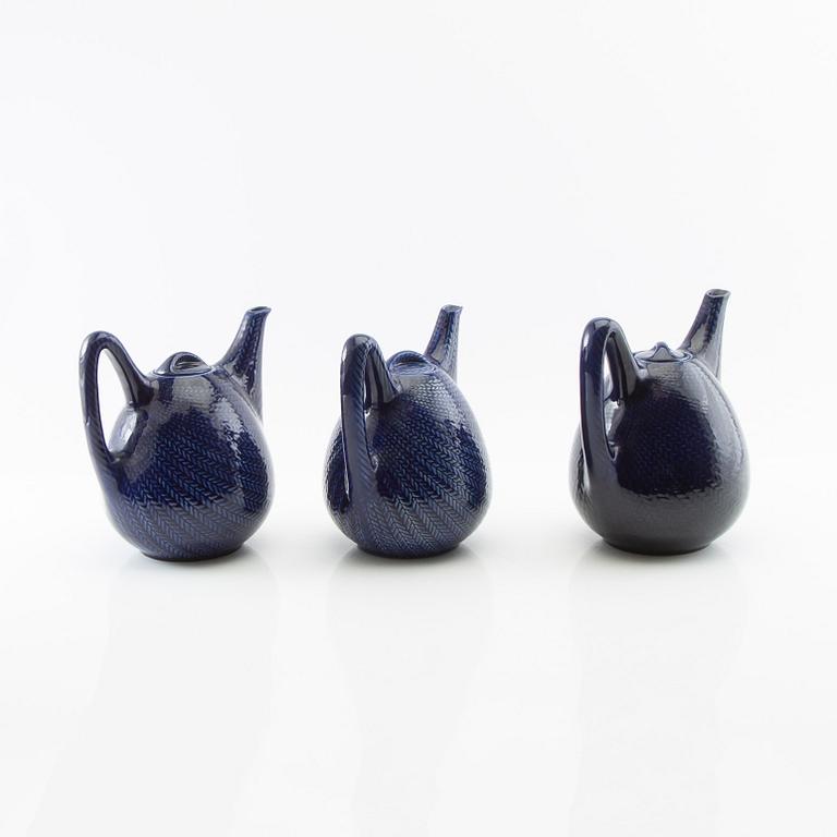 Hertha Bengtson, kannor och tillbringare "Blå Eld" 9 dlr Rörstrand porslin.