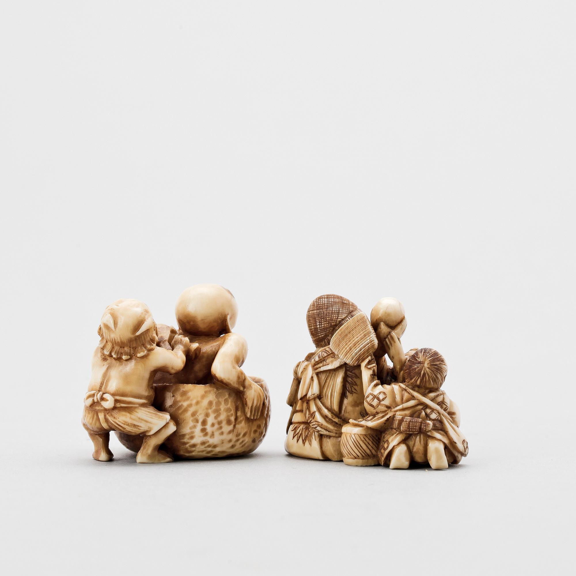 NETSUKE, 2 st, ben, Japan, sannolikt Meiji (1867-1911).