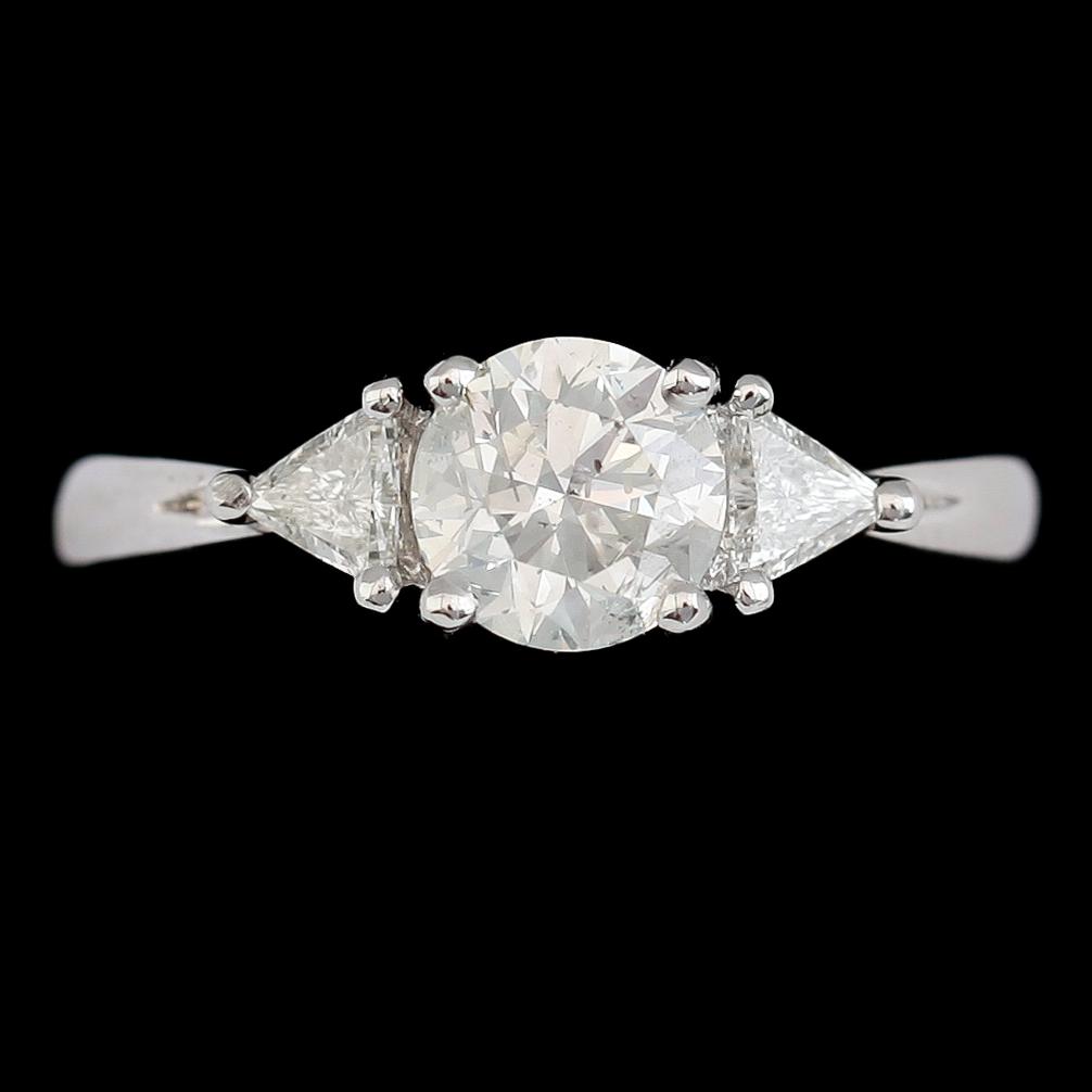 RING, 18 k vitguld, briljantslipade diamanter tot ca 1.28 ct. Vikt ca 4,4 g.