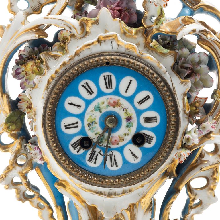 Bordspendyl, porslin, Frankrike, 1800-talets andra hälft.