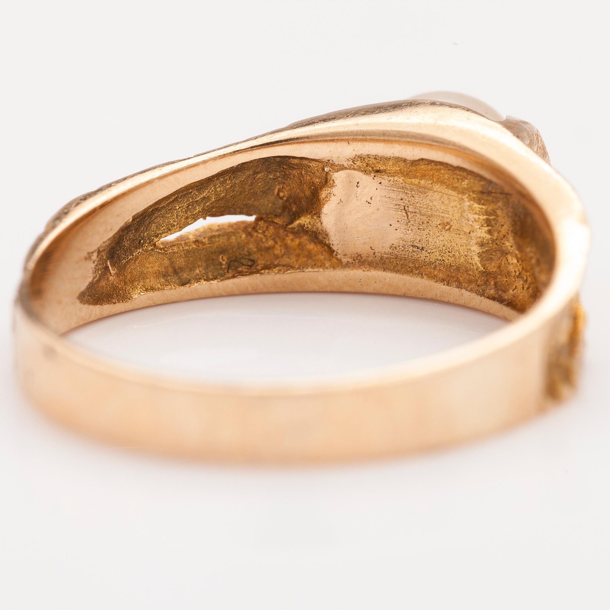 BJÖRN WECKSTRÖM, A 14K gold ring with a cultured pearl "Polar spring". Lappoina 1970.