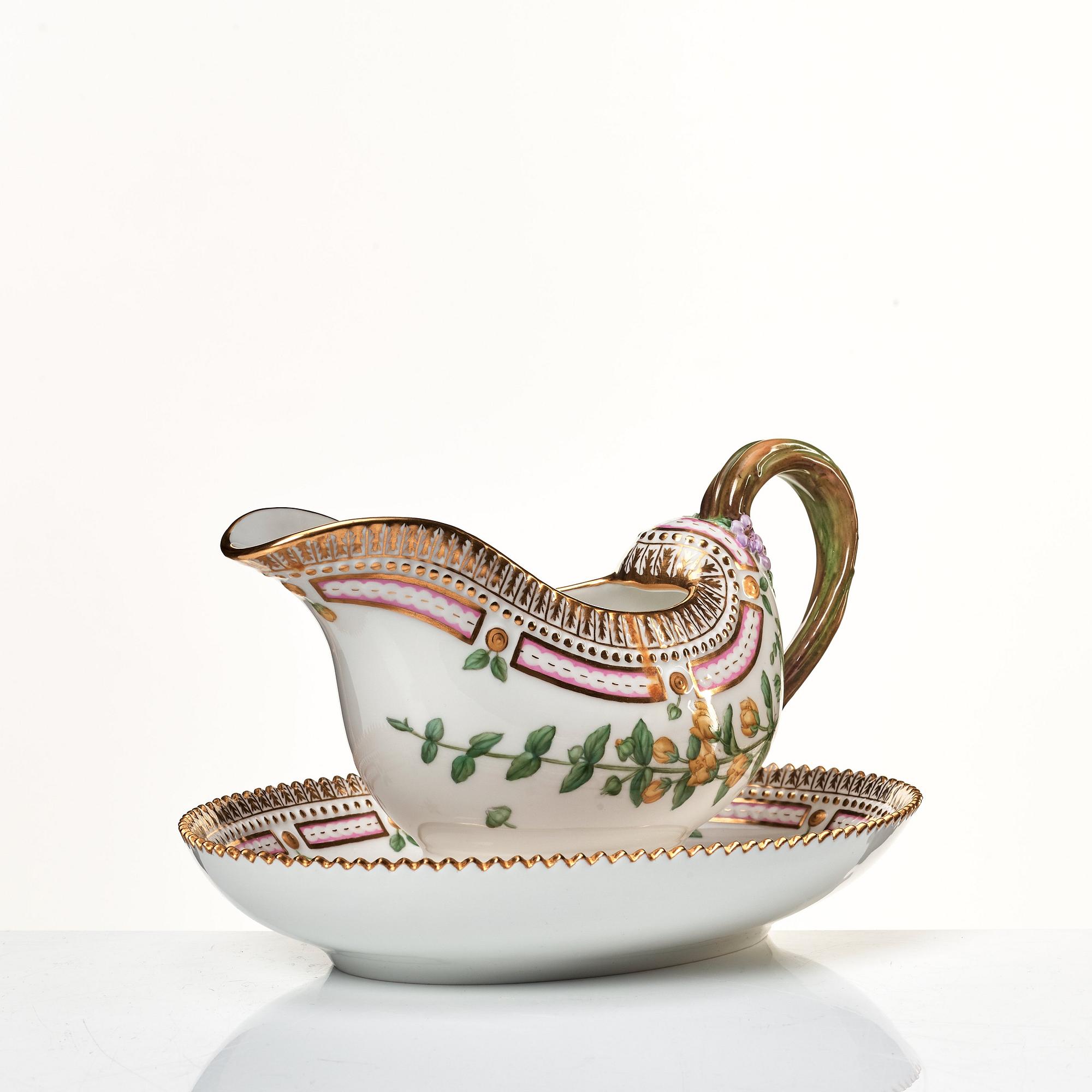 Såsbåt, porslin. Royal Copenhagen, "Flora Danica", Danmark, 1900-tal.