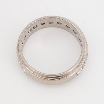 18K gold and brilliant-cut diamond ring.