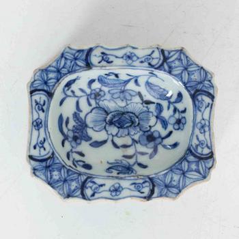 Two Chinese blue and white porcelain sauce boats and two salts, Qing dynasty, Qianlong (1736-95).