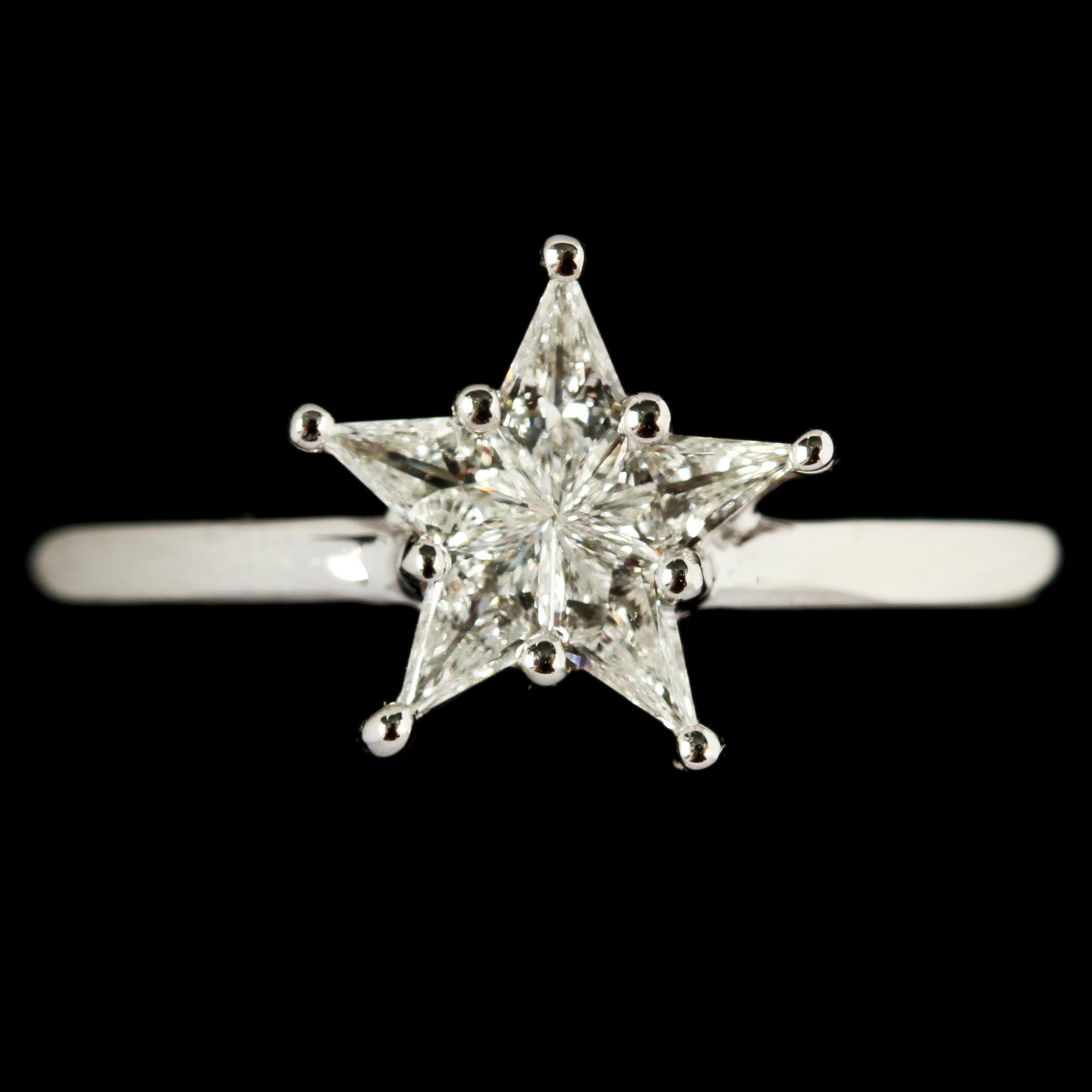 RING, 18k vitguld med 5 fasettslipade diamanter, tot 1.95 ct. Tot vikt 3 g.