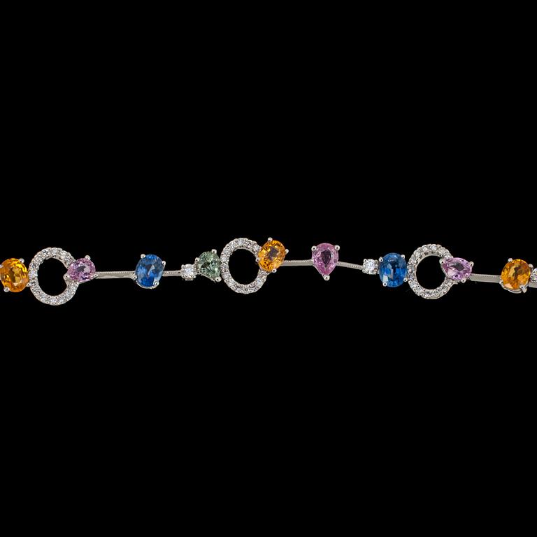 A multi coloured sapphire, tot. 7.20 cts, and brilliant cut diamond bracelet, tot. 0.92 cts.