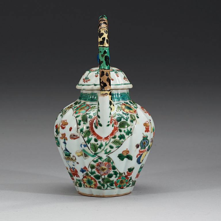 TEKANNA, porslin. Qing dynasty, Kangxi (1662-1722).