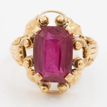 Ring 18K gold with synthetic red stone.