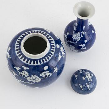 Five blue and white porcelain ginger jars and a vase, China, 19th/20th century.