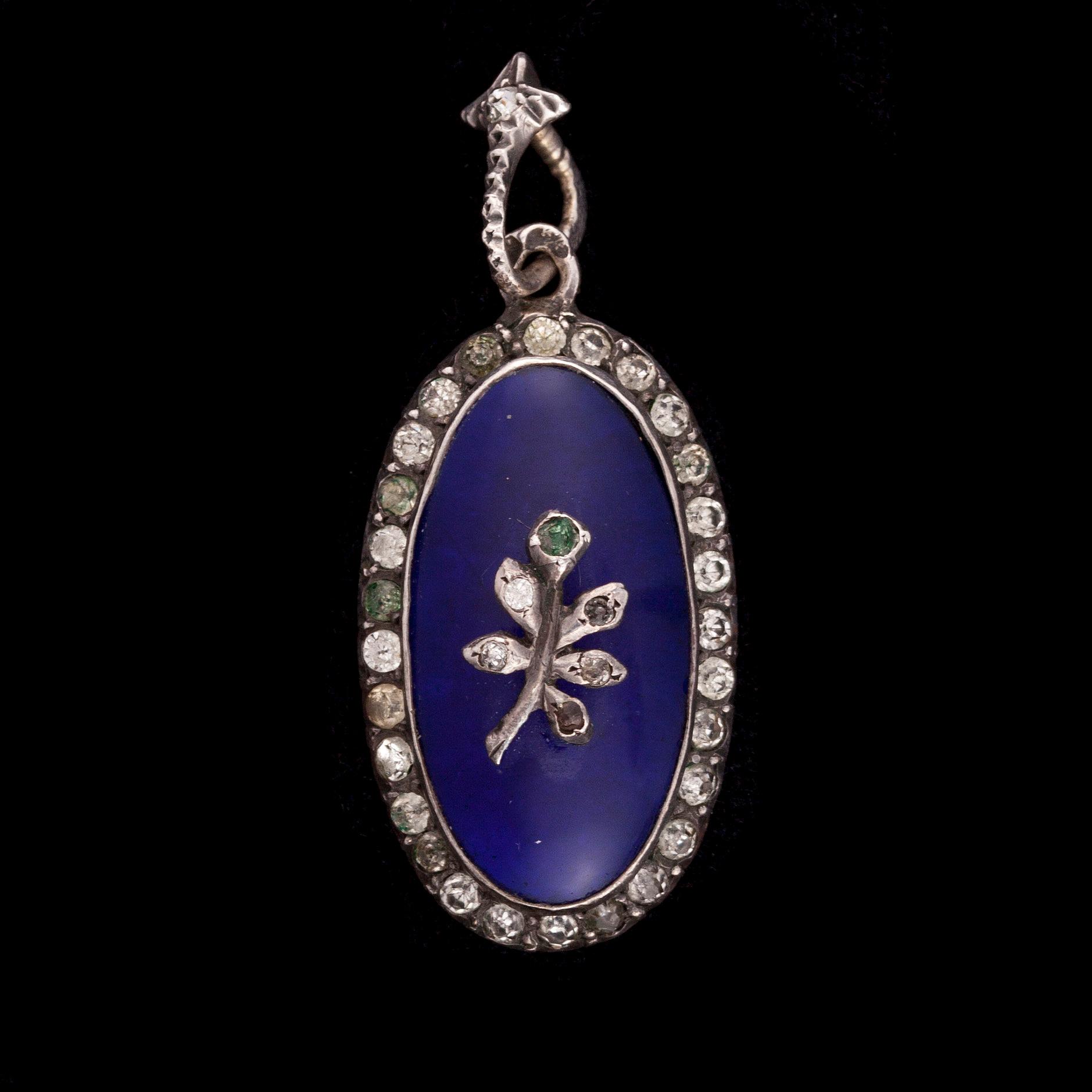 HÄNGE, silver, blå emaljering, färglösa stenar. 1900-talets början.