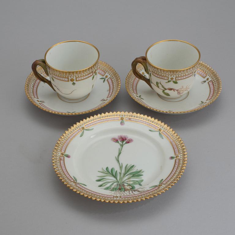 MOCCAKOPPAR MED FAT OCH ASSIETT, 3 delar, "Flora Danica", Royal Copenhagen, Danmark, 1900-tal.