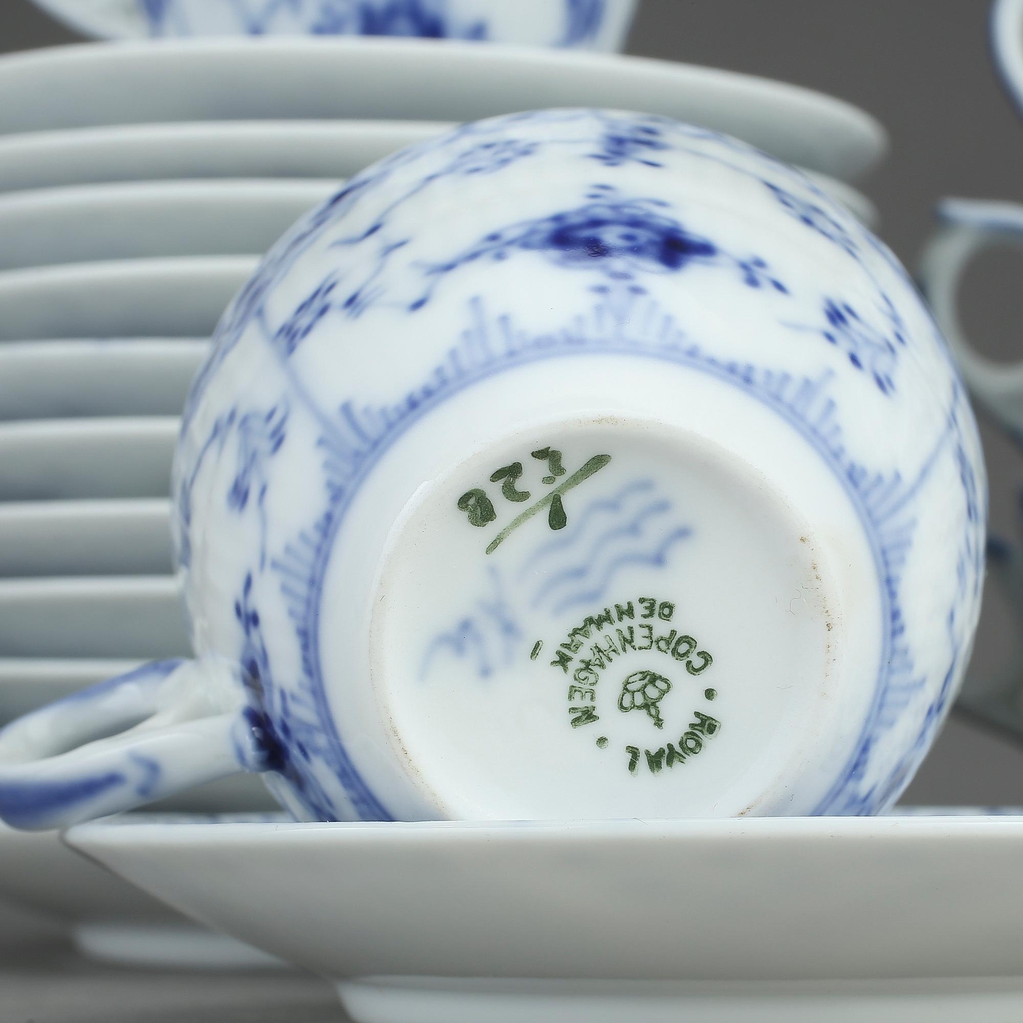 SERVISDELAR, 12 st, "Musselmalet", Royal Copenhagen, Danmark, 1900-talets andra hälft.