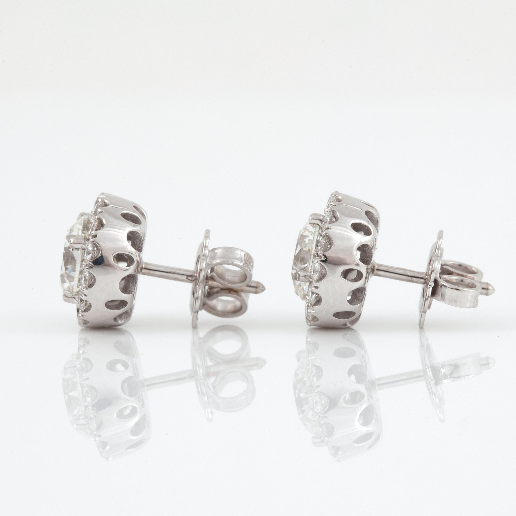 ÖRHÄNGEN med briljantslipade diamanter 1.00 ct samt 1.00 ct, båda kvalitet G/VS2 enligt certifikat från GIA.