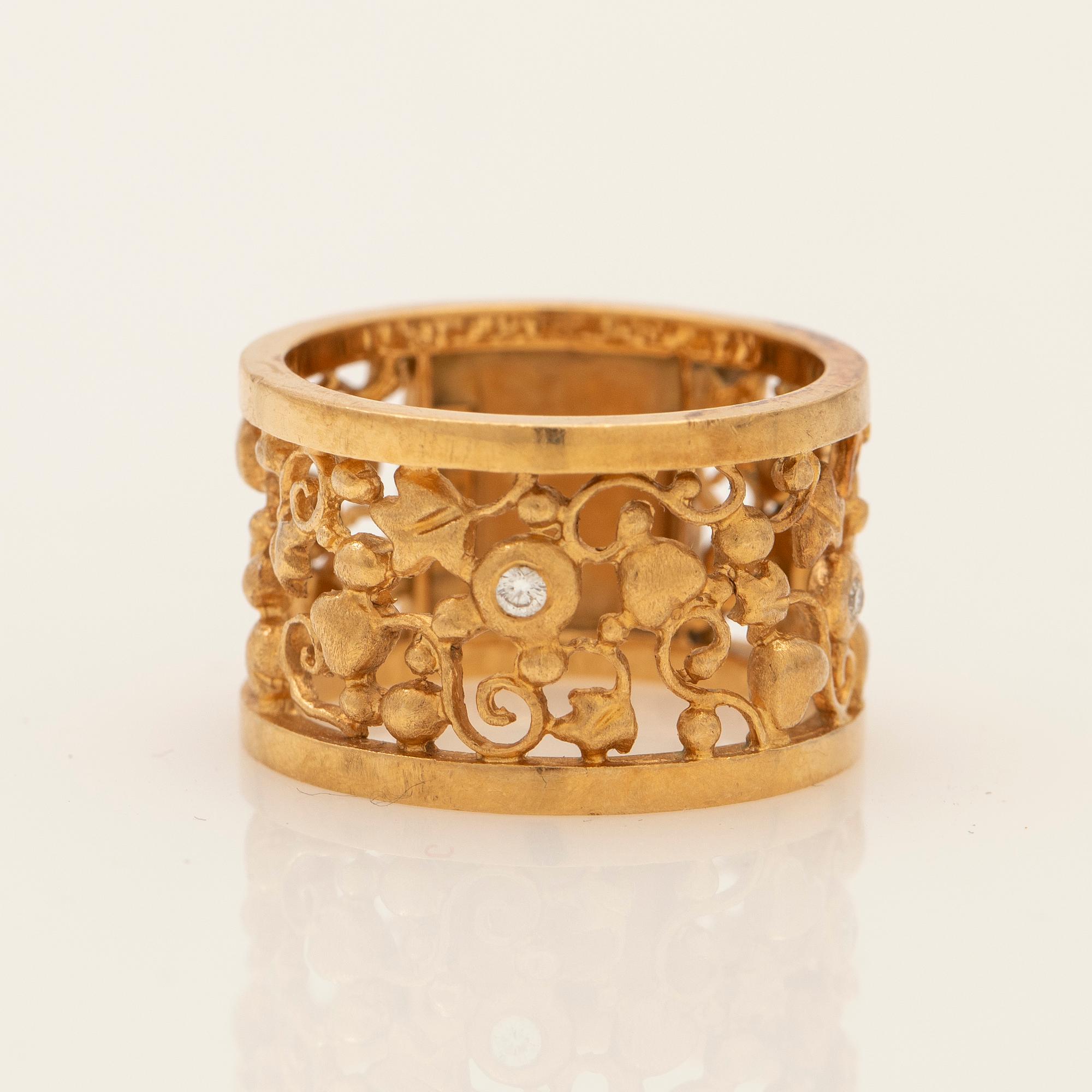 Ole Lynggaard, ring, 18K gold with brilliant-cut diamonds.