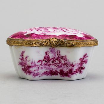 A German porcelain box, 18th/19th Century.