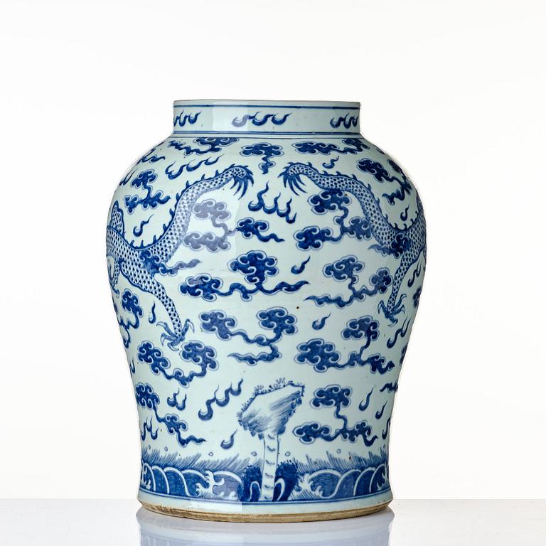 A large blue and white dragon jar, Qing dynasty, 19th Century.